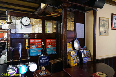 Glazed Screen behind "Trafalgar Bar" Servery.  by Michael Schouten. Published on 